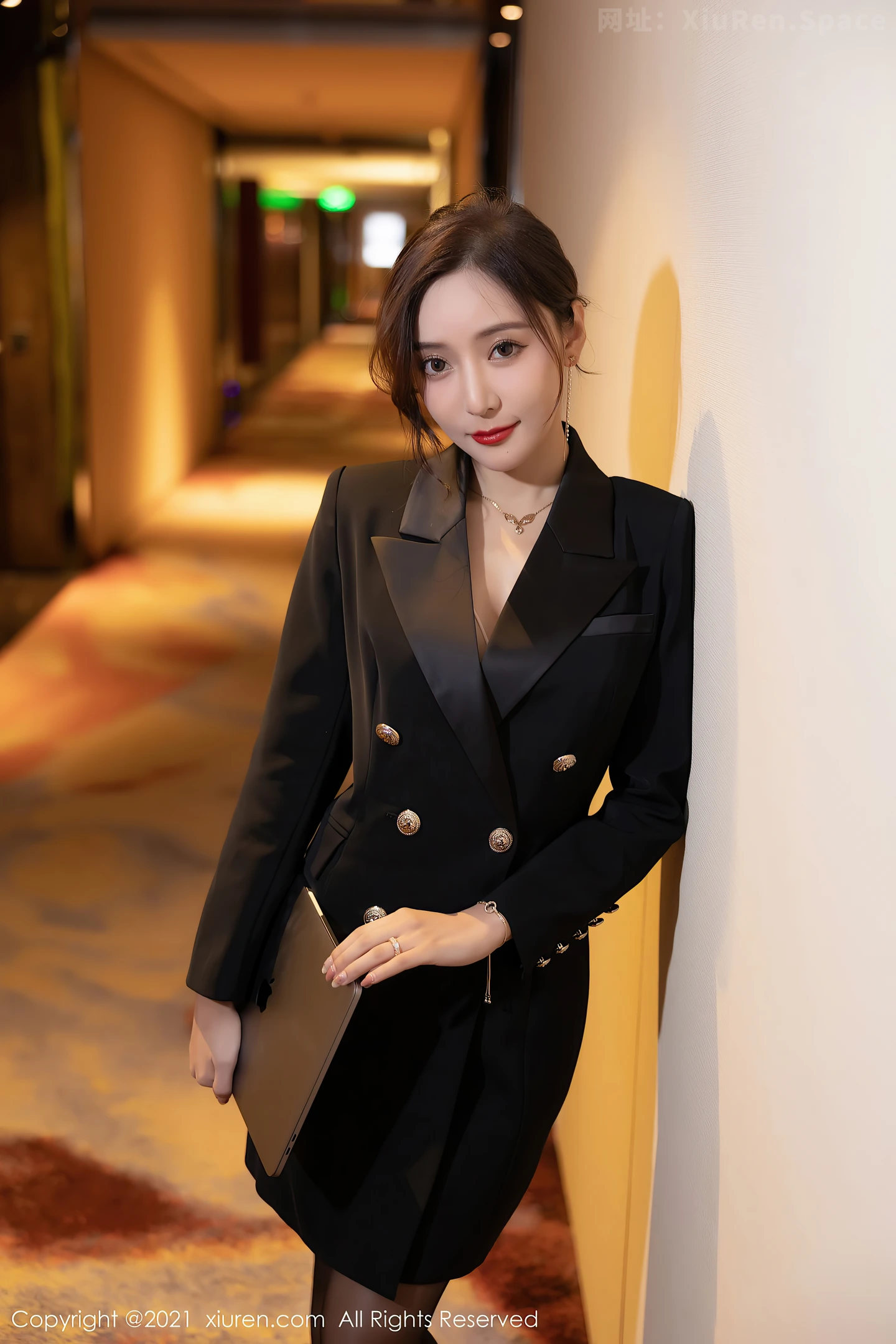 图片[3]-[XiuRen秀人网]VOL.4293 女神王馨瑶yanni半脱职业装露精致粉色内衣配开档黑丝诱惑写真81P-秀人网官方网站